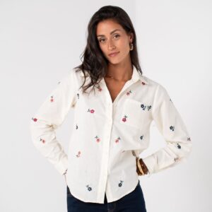 camisa flores bordadas