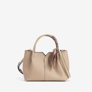 Bolso beige con pañuelo