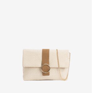 Cartera beige con cadena